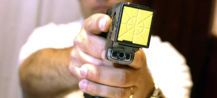 Έχουν ξεφύγει! Η αμερικανική αστυνομία χρησιμοποίησε όπλο Taser εναντίον μιας 87χρονης